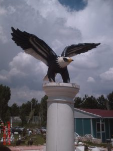 Kaidesiz Uçan Kartal Heykeli