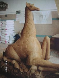 Oturan Zürafa Heykeli