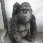 Yavrulu Malezya Orangutanı Heykeli