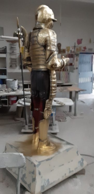 metal şövalye figürü